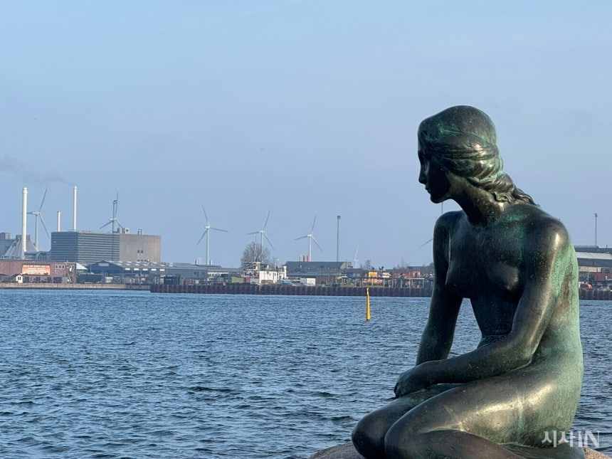 덴마크가 고향인 안데르센의 작품에서 영감을 받아 만든 인어공주상. 그 뒤로 미델그룬덴 풍력단지가 보인다. ©시사IN 김다은