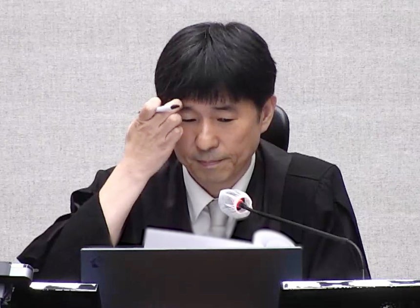 서울중앙지법 형사합의25부 지귀연 부장판사가 2월19일 서울중앙지방법원에서 열린 12·3 비상계엄 관련 윤석열씨의 내란우두머리 혐의 1심 판결 선고 주문을 낭독하고 있다. ©서울중앙지방법원