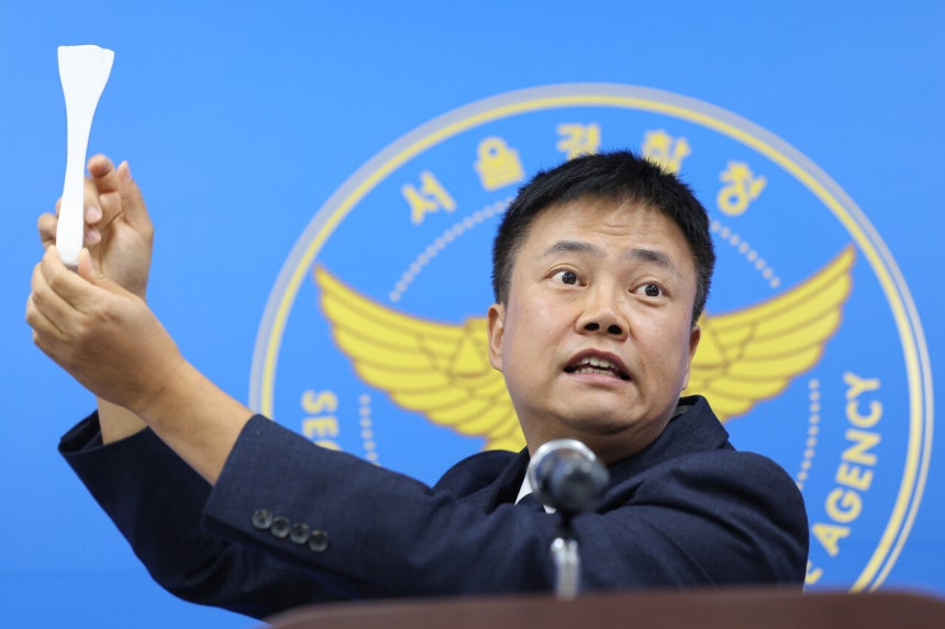 2023년 11월 경찰은 의사와 업체 관계자 등 85명을 검거했다며 아킬레스건 모형(사진)을 들고 대대적인 수사 결과를 발표했다. ©연합뉴스