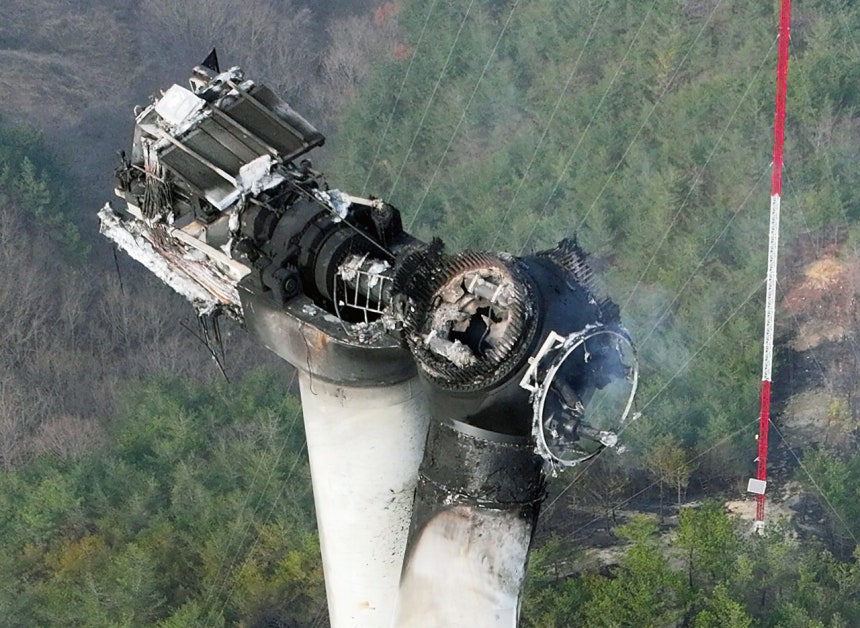 경북 영덕군 영덕읍 창포리 풍력발전단지 내 한 풍력발전기가 검게 그을려 있다. 3월23일 불이 나 인명 피해가 발생했다. ©연합뉴스