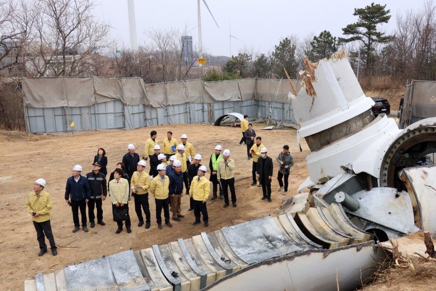 3월25일 김성환 기후에너지환경부 장관과 관계자들이 경북 영덕군 영덕읍 풍력발전단지 내 풍력발전기 사고 현장을 찾아 둘러보고 있다. 이곳에서 2월2일 타워 꺾임 사고가 발생했다. ©연합뉴스