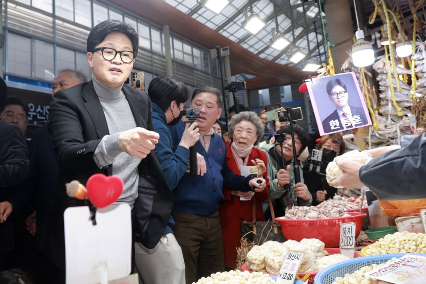 3월22일 한동훈 전 국민의힘 대표가 서울 동대문구 경동시장을 방문해 마늘을 구매하고 있다. ©연합뉴스