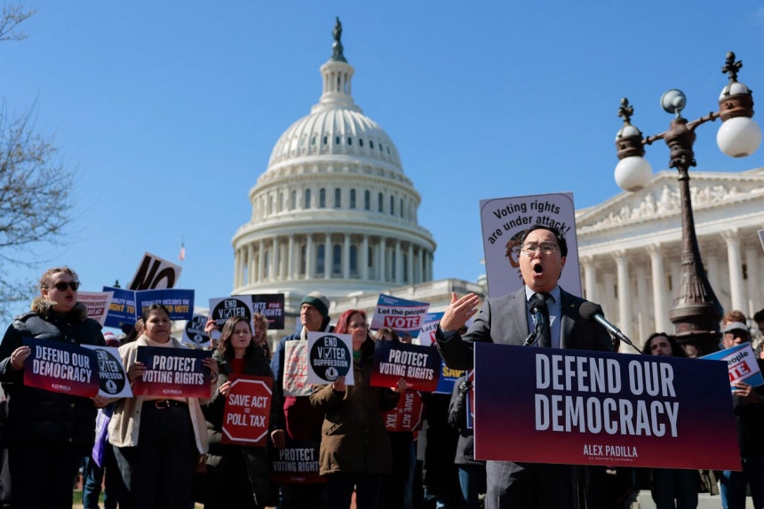 3월18일(현지 시각) 미국 뉴저지주 민주당 상원의원 앤디 김이 워싱턴 D.C.에서 열린 미국 유권자 자격보호법 반대 집회 연단에서 발언하고 있다. ©AFP PHOTO