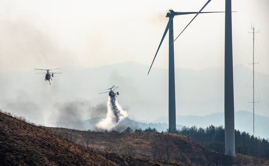 3월23일 경북 영덕군 풍력발전단지 내 풍력발전기에서 화재가 발생했다. 헬기가 주변으로 번진 불길에 대한 진화 작업을 하고 있다. ©연합뉴스