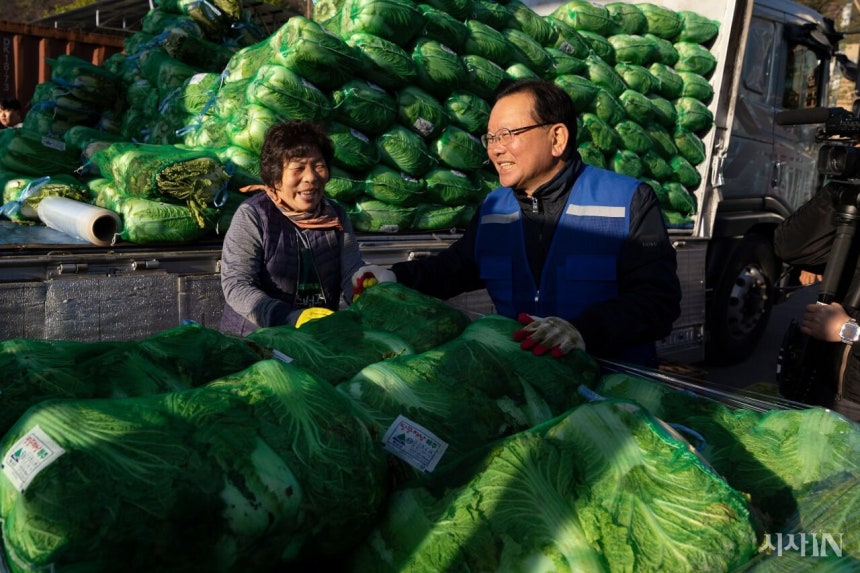 4월8일 오전 김부겸 전 총리가 대구시 북구 매천시장을 찾아 상인들과 대화를 나누고 있다. ©시사IN 이명익
