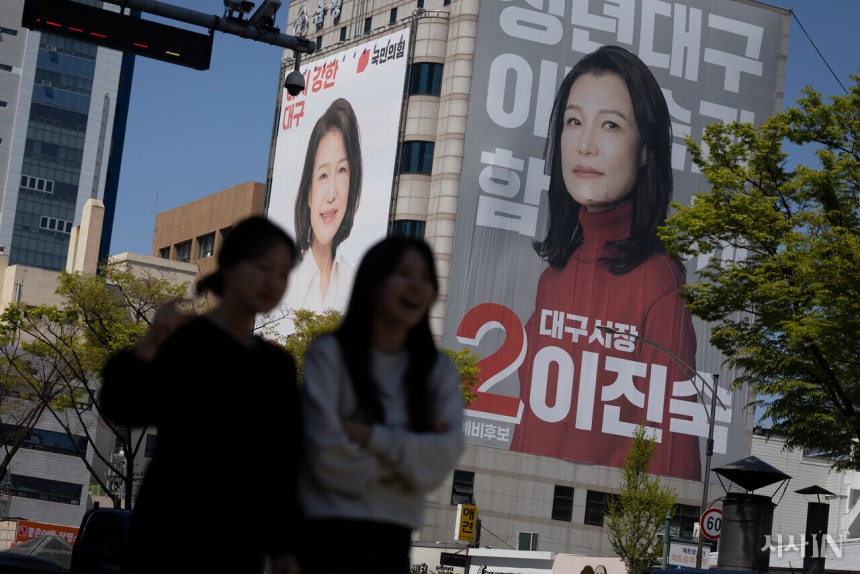 4월8일 오후, 이진숙 전 방통위원장의 대구시장 선거 사무실 앞으로 시민들이 지나가고 있다. ©시사IN 이명익