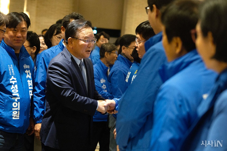 4월8일 오전 김부겸 전 총리가 더불어민주당 대구 현장 최고위원회의에 입장하며 대구시 지방선거 예비후보들과 인사를 나누고 있다. ©시사IN 이명익