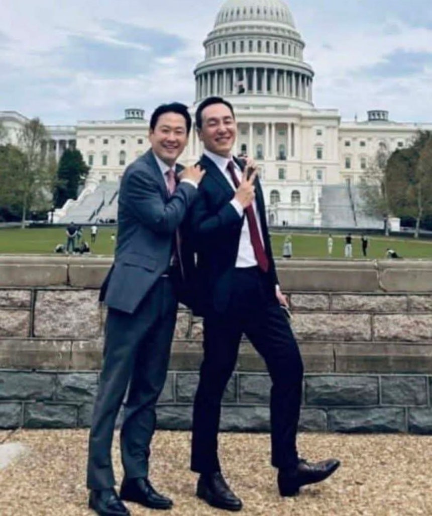 장동혁 국민의힘 대표(왼쪽)와 김민수 최고위원이 미국 의사당 앞에서 기념 촬영을 하는 모습. ©김종혁 국민의힘 전 최고위원 SNS 갈무리