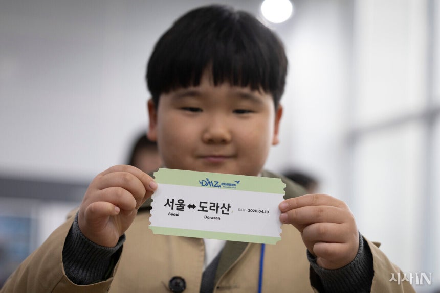 4월10일 오전 서울역에서 열린 ‘DMZ 평화이음 열차’ 운행 재개식에 참가한 정태준 군(10)이 열차에 탑승하기 전 서울-도라산 승차권을 보여주고 있다. ©시사IN 이명익
