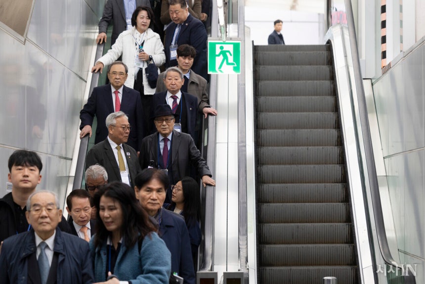 4월10일 오전 서울역에서 열린 ‘DMZ 평화이음 열차’ 운행 재개 기념식에 참석한 사람들이 열차를 타기 위해 서울역 개찰구로 내려오고 있다. ©시사IN 이명익