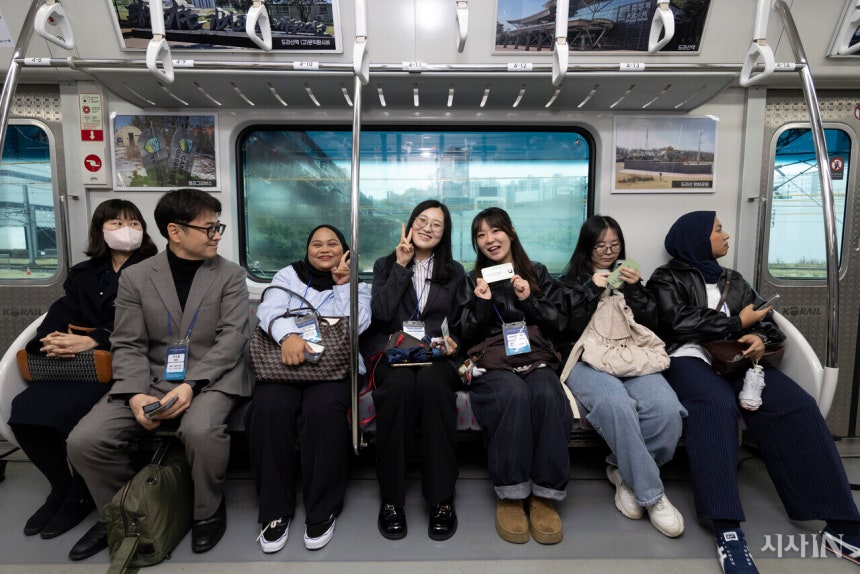 4월10일 오전 서울역에서 열린 ‘DMZ 평화이음 열차’ 운행 재개 기념식에 참석한 탑승객들이 도라산행 열차에 올라 포즈를 취하고 있다. ©시사IN 이명익