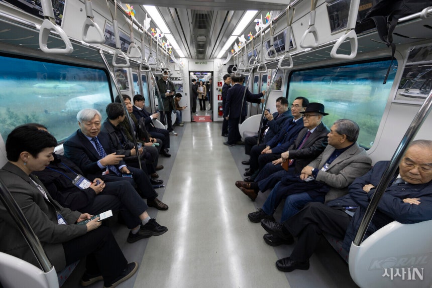 4월10일 오전 서울역에서 출발해 도라산역으로 가는 ‘DMZ 평화이음 열차’에 탑승한 승객들이 대화를 나누고 있다. ©시사IN 이명익