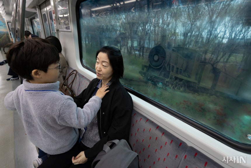4월10일 오전 서울역에서 출발해 도라산역으로 가는 ‘DMZ 평화이음 열차’에 탑승한 김진서 군이 어머니 김물씨와 대화를 하고 있다. ©시사IN 이명익