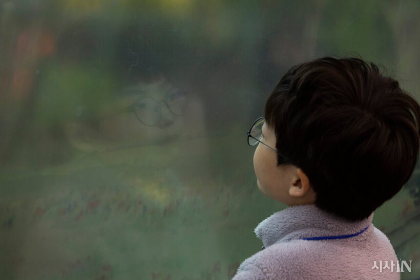 4월10일 오전 서울역에서 출발해 도라산역으로 가는 ‘DMZ 평화이음 열차’에 탑승한 김진서 군이 창밖을 바라보고 있다. ©시사IN 이명익