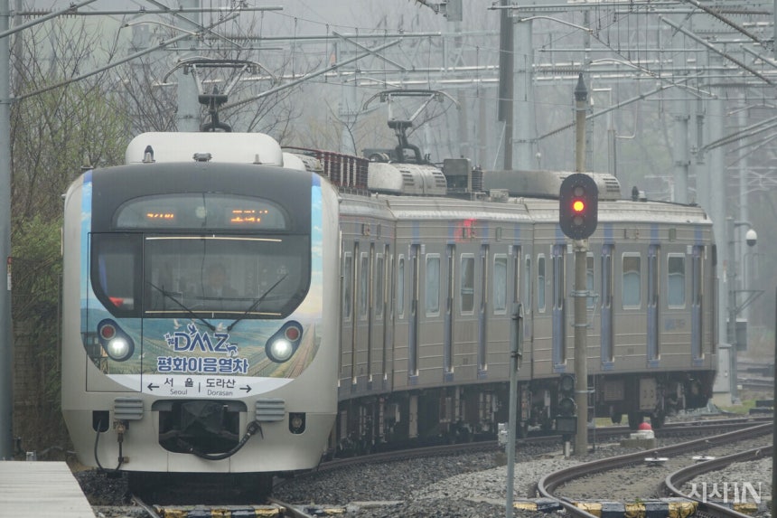 4월10일 운행이 재개된 DMZ 평화이음 열차가 서울역에서 출발해 경기도 파주시 도라산역으로 들어오고 있다. ©통일부 제공
