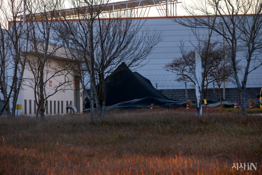 무안공항 제주항공 참사 1주기를 앞둔 지난해 12월12일 오후 무안공항 야외에 꼬리날개와 유류품이 방치되어 있다. ©시사IN 조남진