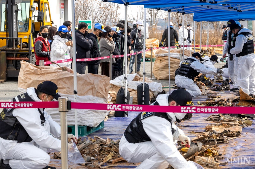 2월26일 전남 무안공항 내 잔해물 보관 장소에서 사고기 잔해물 재조사가 진행되고 있다. ©시사IN 박미소