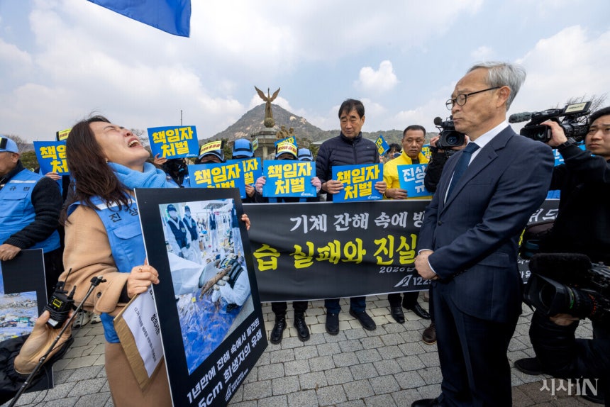 3월9일 오전 무안공항 제주항공 여객기참사 유가족협의회 김유진 대표가 서울 청와대 사랑채 앞에서 초기 수습 실패와 국가 책임 규탄 기자회견에서 ‘희생자 유해 방치 사과와 엄정한 책임자 문책을 촉구하는 항의 서한’을 