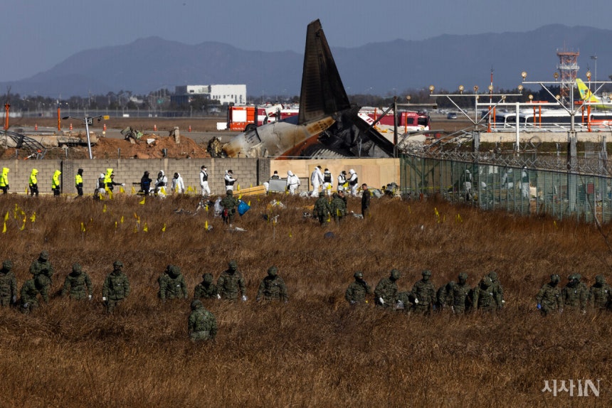 무안공항 제주항공 참사 사흘째인 2024년 12월31일 오후, 특전사 장병들이 희생자를 찾기 위해 사고 현장 주변을 수색하고 있다. ©시사IN 조남진