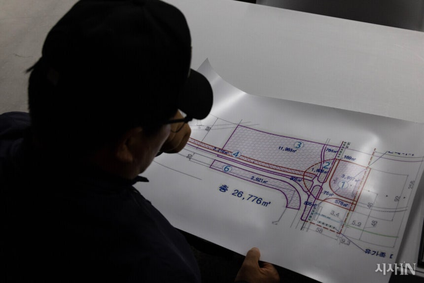 무안공항 참사 현장에 대한 희생자 유해와 유류품 재수색이 예정된 4월13일 오전 사조위 관계자가 수색 구역 지도를 바라보고 있다. ©시사IN 조남진