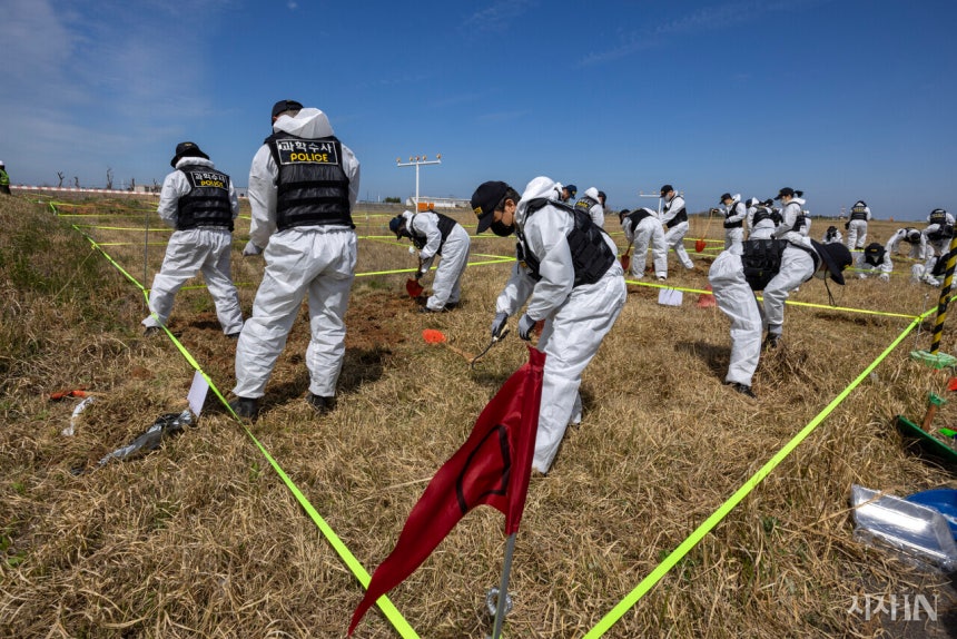 4월13일 오전 무안공항 참사 희생자 유해와 유류품을 찾기 위한 전면 재수색이 시작된 가운데 경찰과학수사대가 흙을 파내고 있다. ©시사IN 조남진