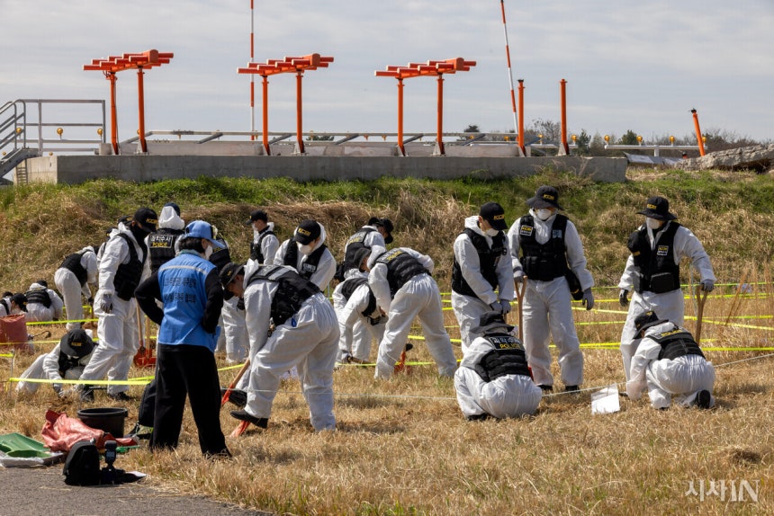 무안공항 참사 희생자 유해와 유류품을 찾기 위한 전면 재수색이 시작된 4월13일 오전 경찰과학수사대가 흙을 파내고 있다 ©시사IN 조남진