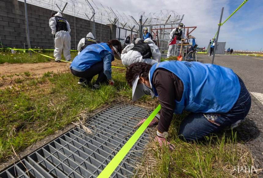 4월13일 오전 한 유가족이 무안공항 로컬라이저 인근 배수로를 살펴보고 있다. ©시사IN 조남진