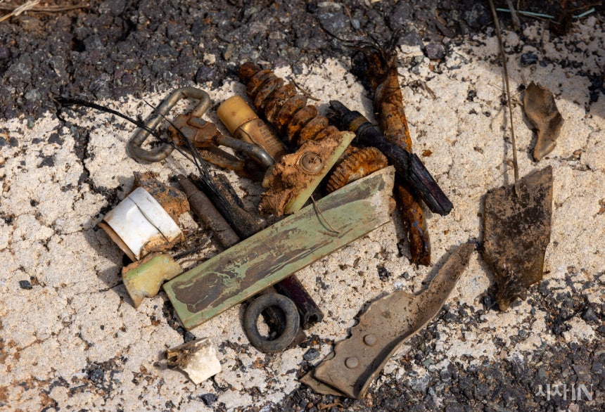 무안공항 참사 희생자 유해와 유류품을 찾기 위한 전면 재수색이 시작된 4월13일 오전, 유가족들이 로컬라이저 인근에서 발견한 항공기 잔해와 유류품들. ©시사IN 조남진