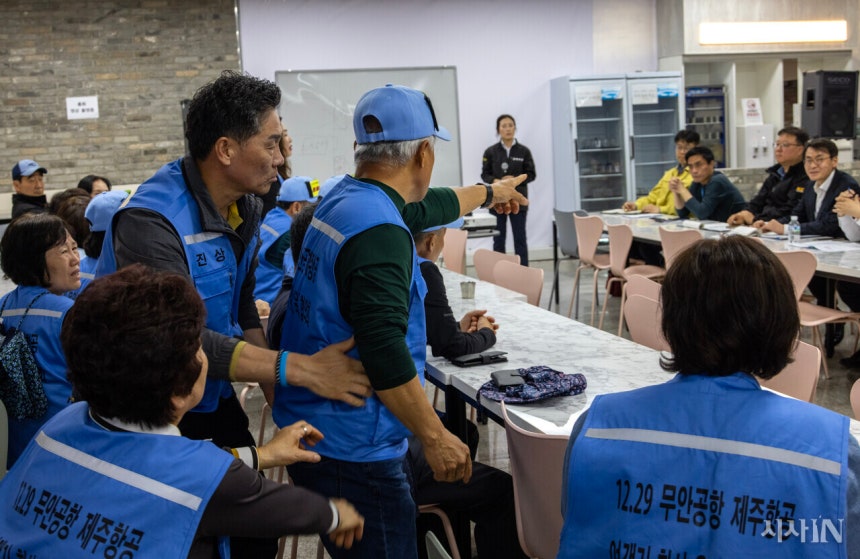 무안공항 참사 희생자 유해와 유류품을 찾기 위한 전면 재수색이 시작된 4월13일 준비 부족으로 인해 수색이 한 시간 만에 종료된 가운데 유가족들이 강하게 항의하고 있다. ©시사IN 조남진