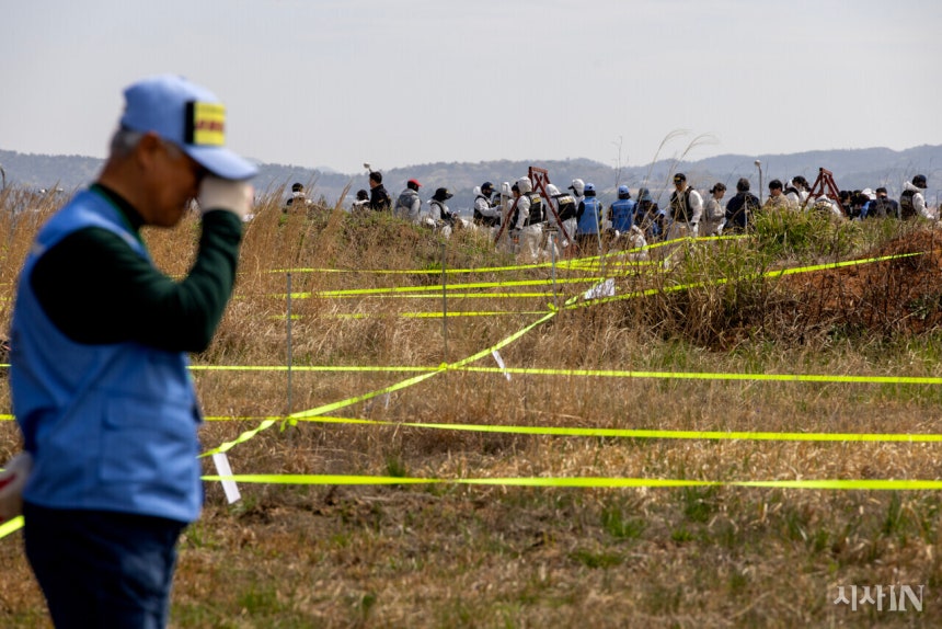 무안공항 참사 희생자 유해와 유류품을 찾기 위한 전면 재수색이 시작된 4월13일 오전, 한 유가족이 눈물을 닦고 있다. ©시사IN 조남진