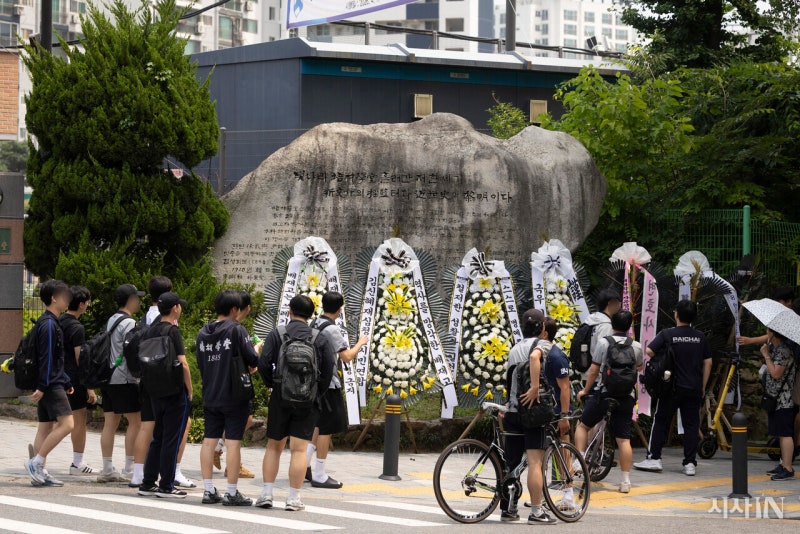어찌 봐도 씁쓸한 학교 앞 풍경 [포토IN]