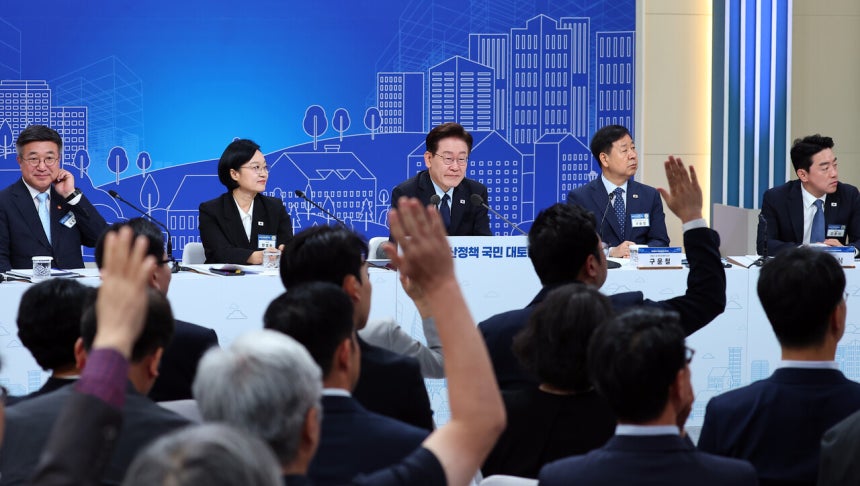 7월23일 이재명 대통령이 주재한 부동산정책 국민 대토론회에서 참석자들이 발언권을 요청하고 있다. ©연합뉴스
