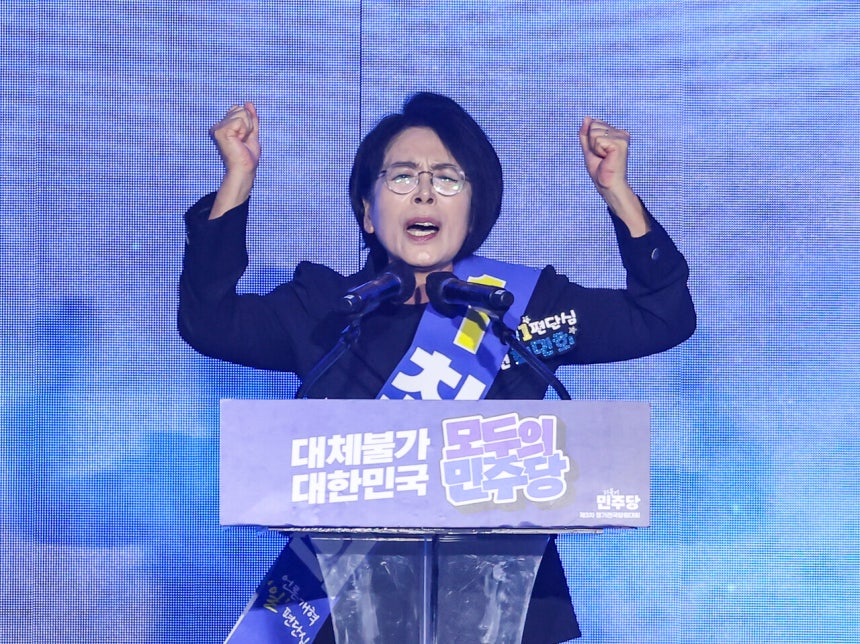 더불어민주당 최고위원에 출마한 최민희 후보가 8월17일 대전에서 열린 제3회 더불어민주당 정기 전국당원대회에서 당원들에게 지지를 호소하고 있다. ©연합뉴스