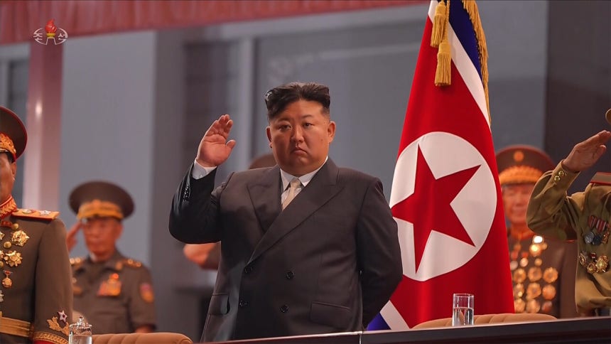 김정은 북한 국무위원장이 지난 27일 저녁 평양체육관광장에서 전승 73주년 경축 기념행진을 참관하고 있다. ©조선중앙TV 화면
