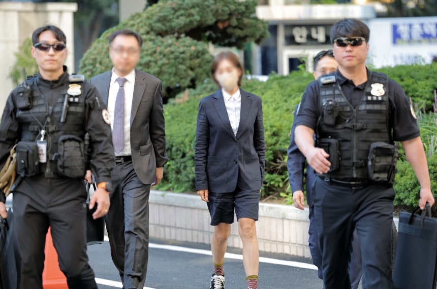 김승원 법무부 장관 후보자에게 ‘신약 청탁’을 했다는 의혹을 받는 브로커 양 아무개씨(가운데)가 9월15일 서울서부지방법원에서 열린 뇌물공여 혐의 공판에 신변 보호를 받으며 출석하고 있다.©연합뉴스