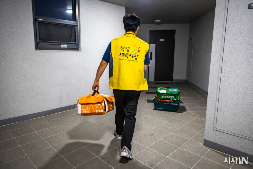 양재학(41) 문화관광형시장 육성사업단장이 9월8일 새벽 울산시 중구 번영로 센트리지 아파트에서 새벽배송을 하고 있다. ©시사IN 박미소