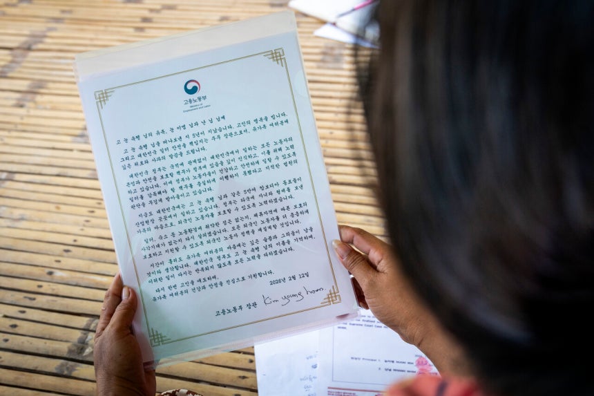 지난 2월 김영훈 고용노동부 장관이 2020년 12월 포천 비닐하우스에서 사망한 눈 속헹 씨의 유족에게 사과 서한을 보냈다. 9월14일 눈 속헹 씨의 언니 눈 속하 씨가 서한을 내려다보고 있다. ©시사IN 