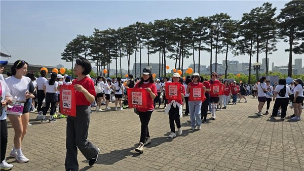 (사)BPW 한국연맹 회원들은 4일&#160; 2024 여성마라톤대회가 열린 서울 마포구 월드컵공원 평화의 광장에서&#160; '이퀄페이데이'가 적힌 빨간 가방을 들고 '2024 이퀄페이데이' 캠페인을 벌였다.