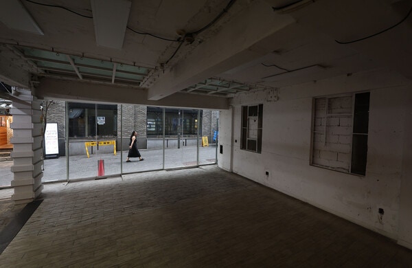 A closed shop in the alley of Myeongdong, Seoul. ⓒYonhap News