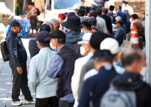 고령자의 날인인 2일, 서울 종로구(톨노그) 탑골공원원각사 노인 무료 급식소의 앞에 고령자가 점심 식사를 위해서 줄서 서있다. 욘합뉴스