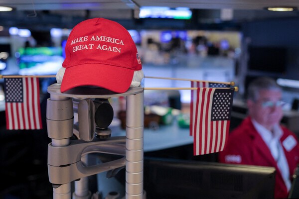 뉴욕증권거래소 입회장에 \"미국을 다시 위대하게(MAGA)\"모자가 전시되어 있다. ⓒ로이터 연합뉴스