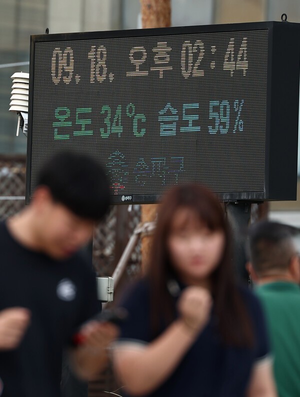 Jamsil Street,Songpa -Gu,首爾,於2024年9月18日在首爾發出了第一個9月的熱浪警報。yonhap新聞