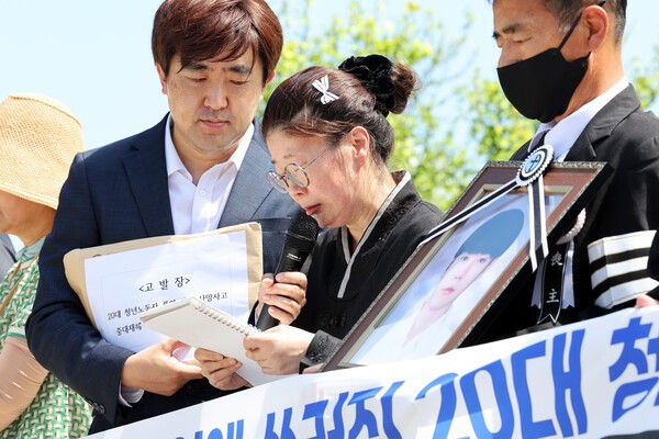 2024年8月19日,在新聞發布會上,呼籲採取預防熱浪預防措施,以及在Gwangju地區就業和勞工管理局面前的勞動安全和健康保存者,在熱浪中死亡的20多歲工人的倖存者渴望。圖片與文章直接相關