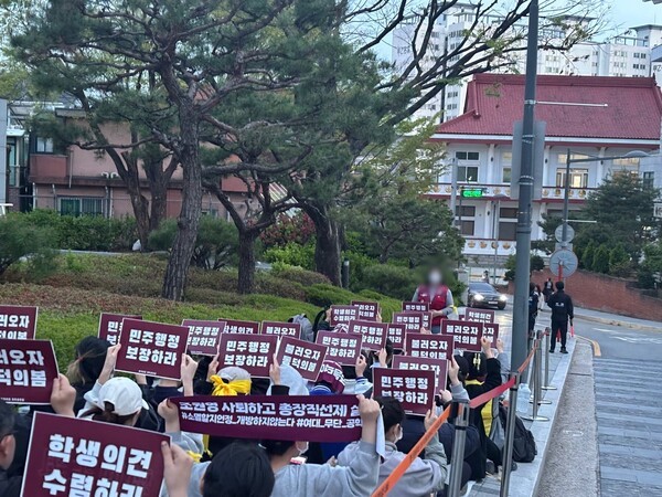 16일 동덕여자대학교 정문 앞에서 진행된 '독서시위' 현장 모습.ⓒ동덕여자대학교 재학생 연합