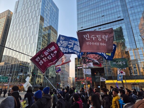 탄핵 시위 집회 현장에서 휘날리는 '민주동덕에 봄은 오는가','민주동덕 민주주의를 위하여' 깃발.ⓒ동덕여자대학교 재학생 연합