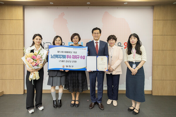8일 '서울시 노인복지기여 우수 자치구' 표창 수상 후 기념촬영 중인 이기재 구청장.ⓒ양천구