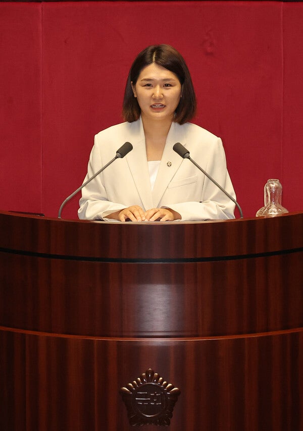 “<b>이준석 징계</b>해야 혐오·차별 멈춰” 최연소 <b>의원</b> <b>손솔</b> 국회 첫 연설