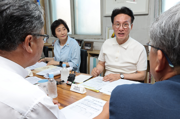 김민석 국무총리가 9일 대전시 동구 쪽방 상담소를 방문, 현황 설명을 들은 뒤 여름철 폭염 대비 당부의 말을 하고 있다.  ⓒ연합뉴스