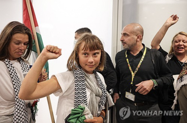 그레타 툰베리가 6일(현지시각) 아테네 엘레프테리오스 베니젤로스 국제공항에 도착했다. ⓒAFP=연합뉴스.