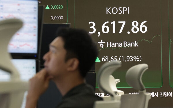 10일 서울 중구 하나은행 딜링룸 현황판에 코스피 지수 등이 표시되고 있다. ⓒ연합뉴스